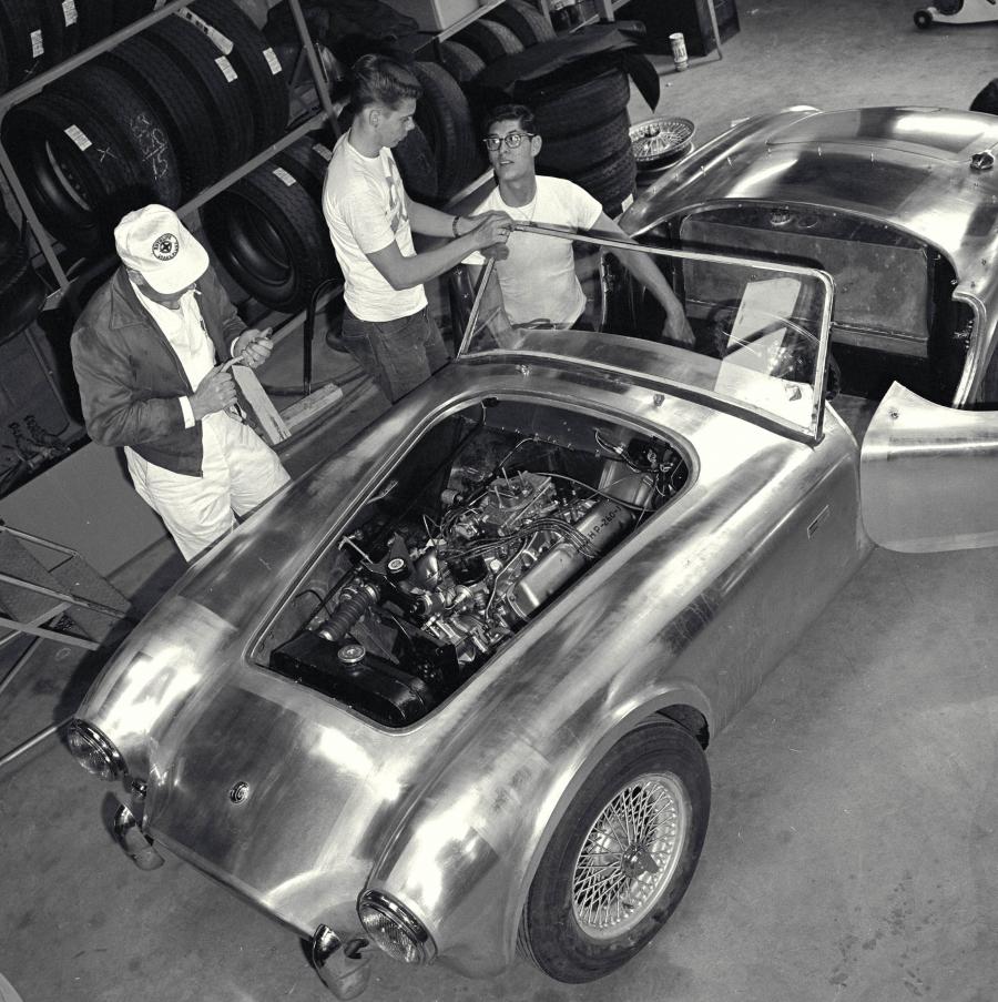 Моторный отсек AC Cobra (Mk I) 1962 года  (фото 7 из 13)